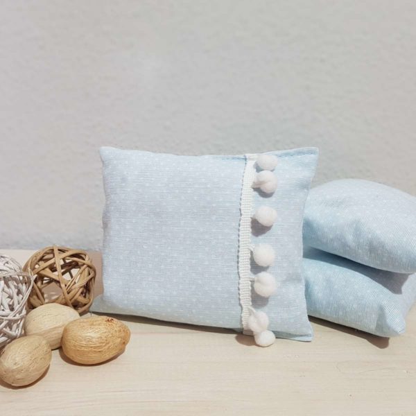 Υφασμάτινο μαξιλάρι πουά μπλε με pom pon