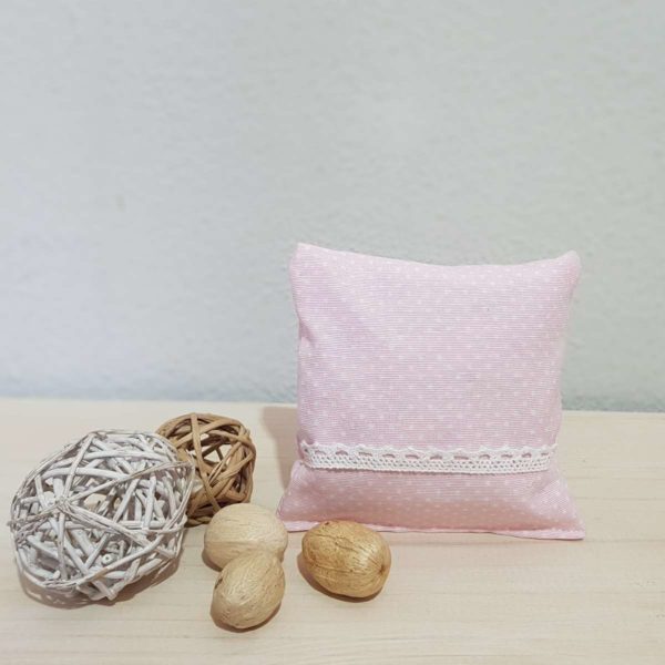 Υφασμάτινο μαξιλάρι πουά ροζ με δαντέλα