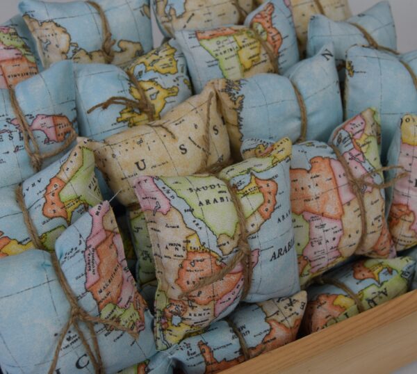 Υφασμάτινο μαξιλάρι μπομπονιέρας Worldmap μπλε 14x14